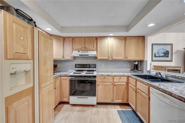136 Northwood Drive, Lancaster, NY 14043