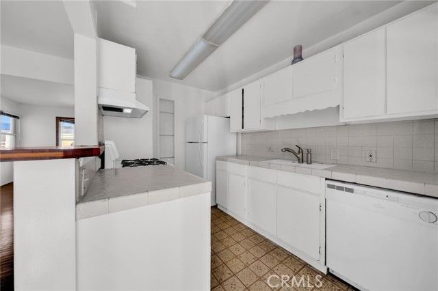 8843 De Haviland, Los Angeles, CA 90045