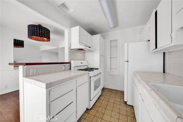 8843 De Haviland, Los Angeles, CA 90045