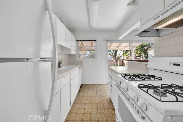 8843 De Haviland, Los Angeles, CA 90045