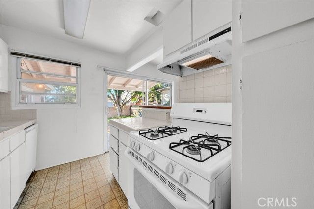 8843 De Haviland, Los Angeles, CA 90045