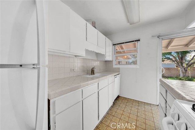 8843 De Haviland, Los Angeles, CA 90045