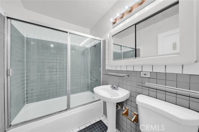 8843 De Haviland, Los Angeles, CA 90045