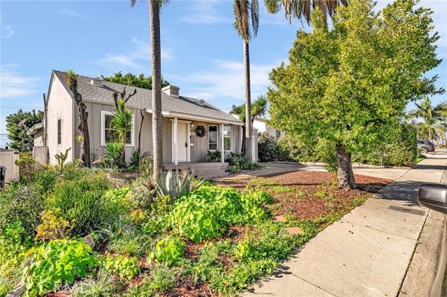 8843 De Haviland, Los Angeles, CA 90045