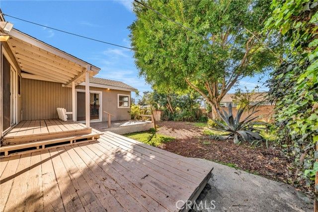 8843 De Haviland, Los Angeles, CA 90045