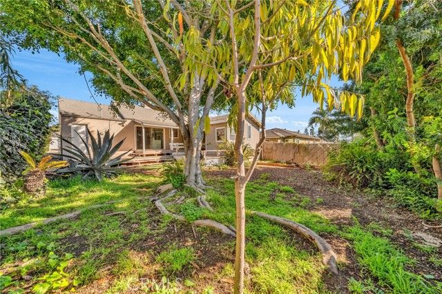 8843 De Haviland, Los Angeles, CA 90045
