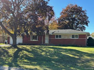 2927 Huntington Park Drive, Waterford, MI 48329