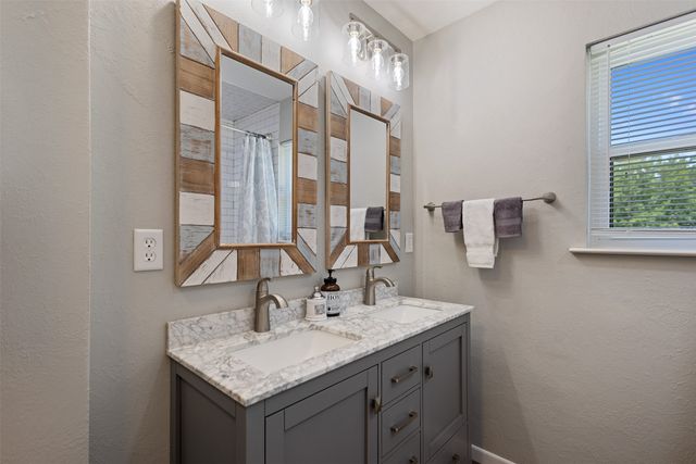 164 Arrowhead Street, Mabank, TX 75156