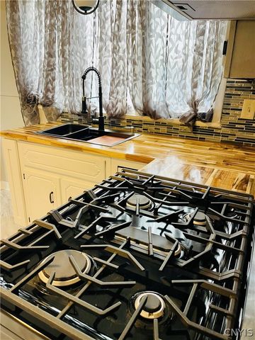 223 Cloveridge Drive, Syracuse, NY 13206