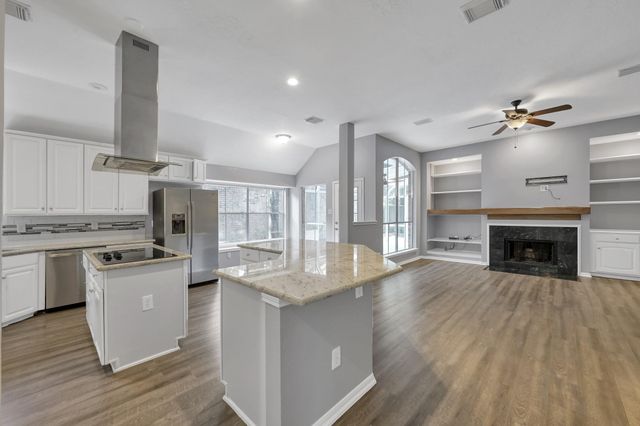 95 N Crossed Birch Place, The Woodlands, TX 77381