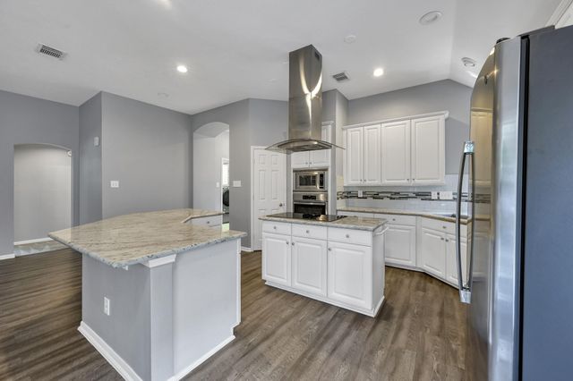 95 N Crossed Birch Place, The Woodlands, TX 77381