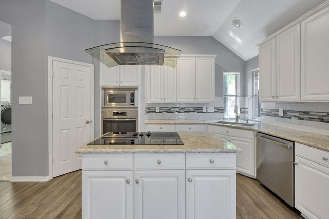 95 N Crossed Birch Place, The Woodlands, TX 77381
