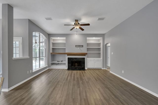 95 N Crossed Birch Place, The Woodlands, TX 77381