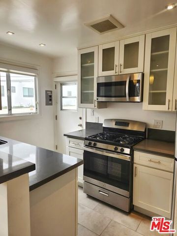 136 San Vicente Blvd A, Santa Monica, CA 90402