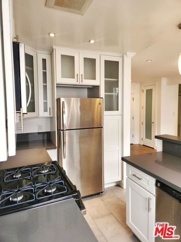 136 San Vicente Blvd A, Santa Monica, CA 90402