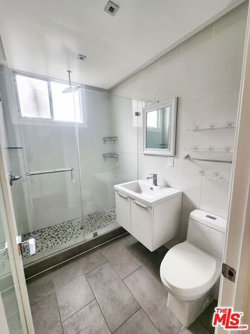 136 San Vicente Blvd A, Santa Monica, CA 90402