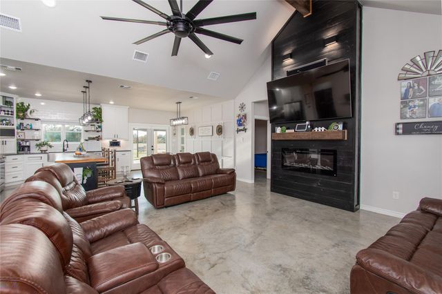 635 County Road 101, Rogers, TX 76569