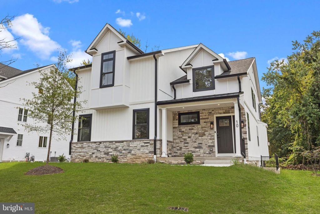 10 CHURCHVILLE LN, Churchville, PA 18966