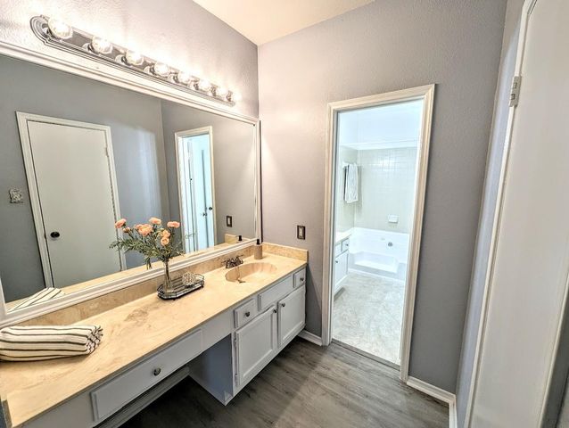 17641 Red Oak Drive 641, Houston, TX 77090