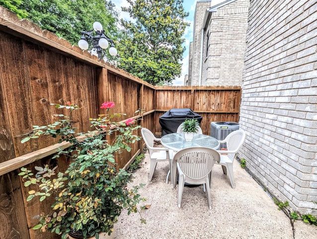 17641 Red Oak Drive 641, Houston, TX 77090