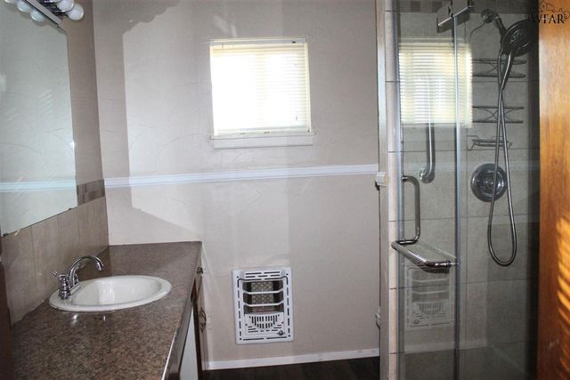 600 S BELL ROAD, Iowa Park, TX 76367
