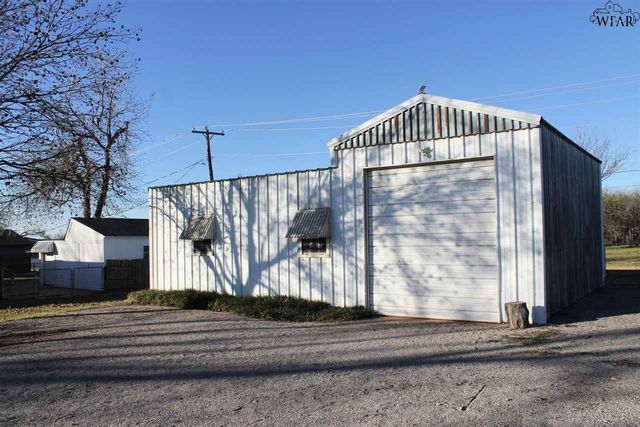 600 S BELL ROAD, Iowa Park, TX 76367