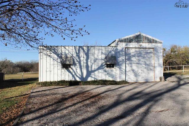 600 S BELL ROAD, Iowa Park, TX 76367