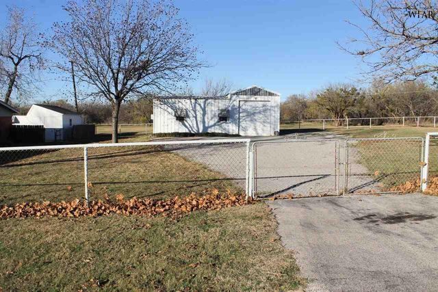 600 S BELL ROAD, Iowa Park, TX 76367
