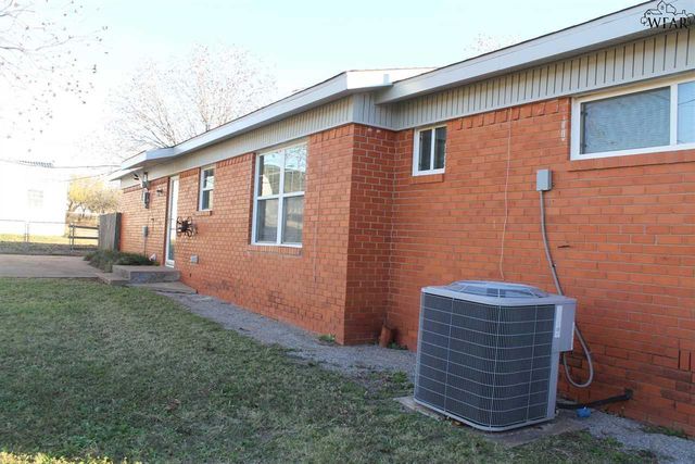 600 S BELL ROAD, Iowa Park, TX 76367