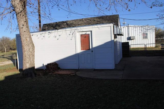 600 S BELL ROAD, Iowa Park, TX 76367