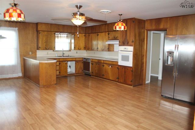 600 S BELL ROAD, Iowa Park, TX 76367