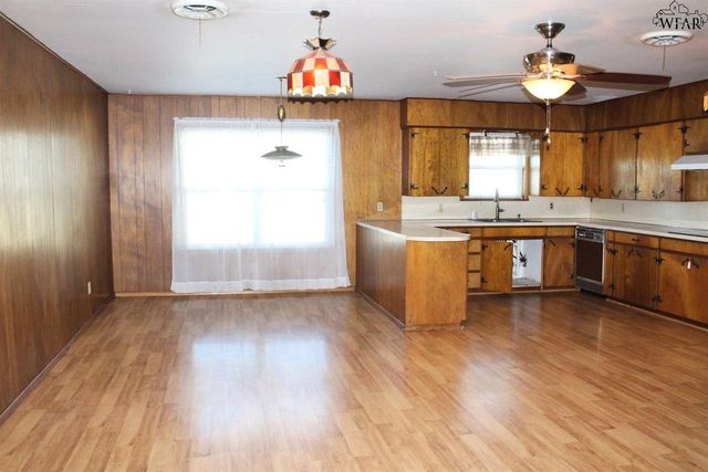 600 S BELL ROAD, Iowa Park, TX 76367