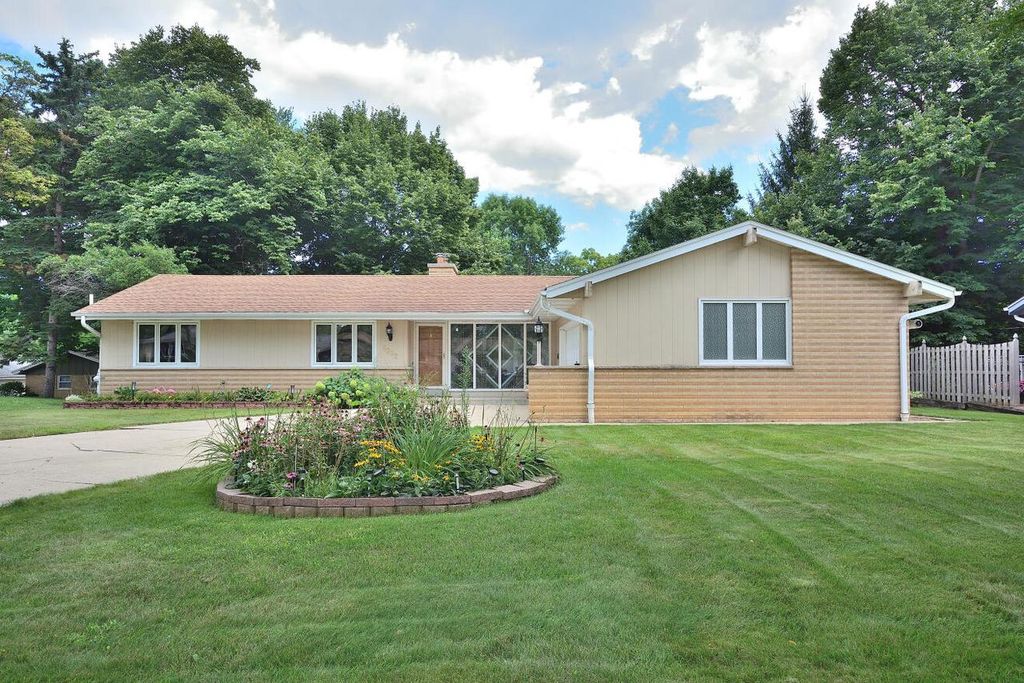 5222 S 20th STREET, Milwaukee, WI 53221