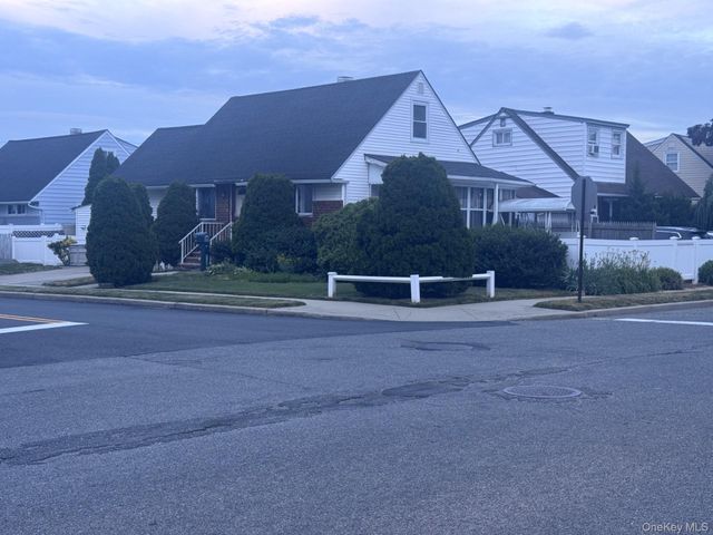 42 Larch Street, Hicksville, NY 11801