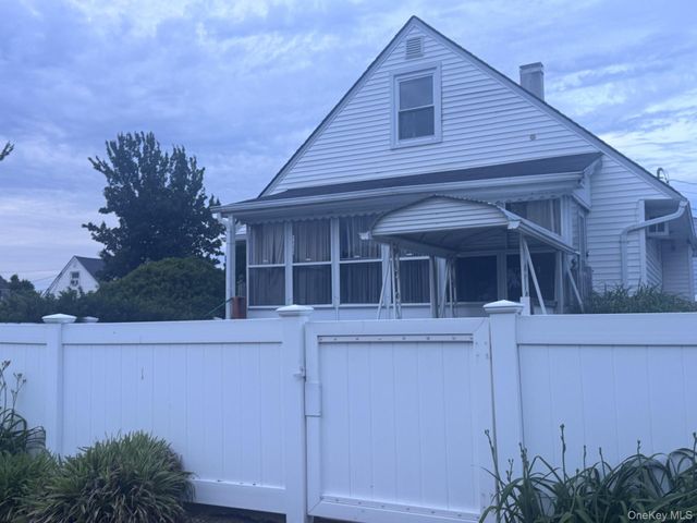 42 Larch Street, Hicksville, NY 11801