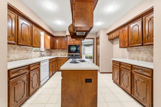 16 Terravale Court, The Woodlands, TX 77381
