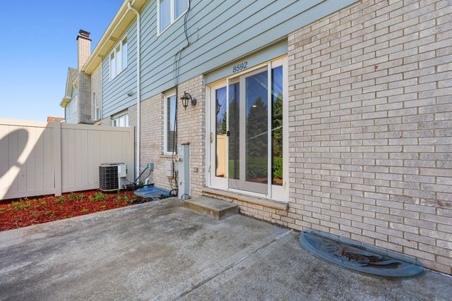 8592 Tullamore Drive, Tinley Park, IL 60487