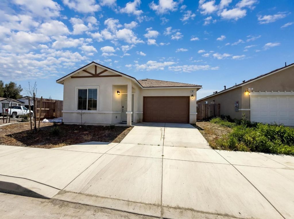 Image 1 of property listing at 509 Sandtrap Lane, Lemoore, CA 93245