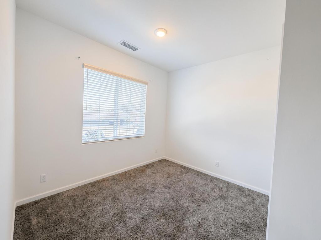 Image 10 of property listing at 509 Sandtrap Lane, Lemoore, CA 93245
