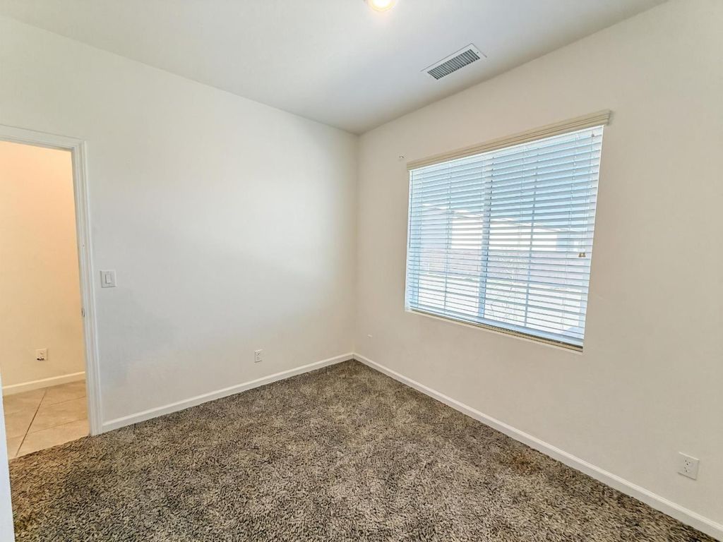 Image 11 of property listing at 509 Sandtrap Lane, Lemoore, CA 93245
