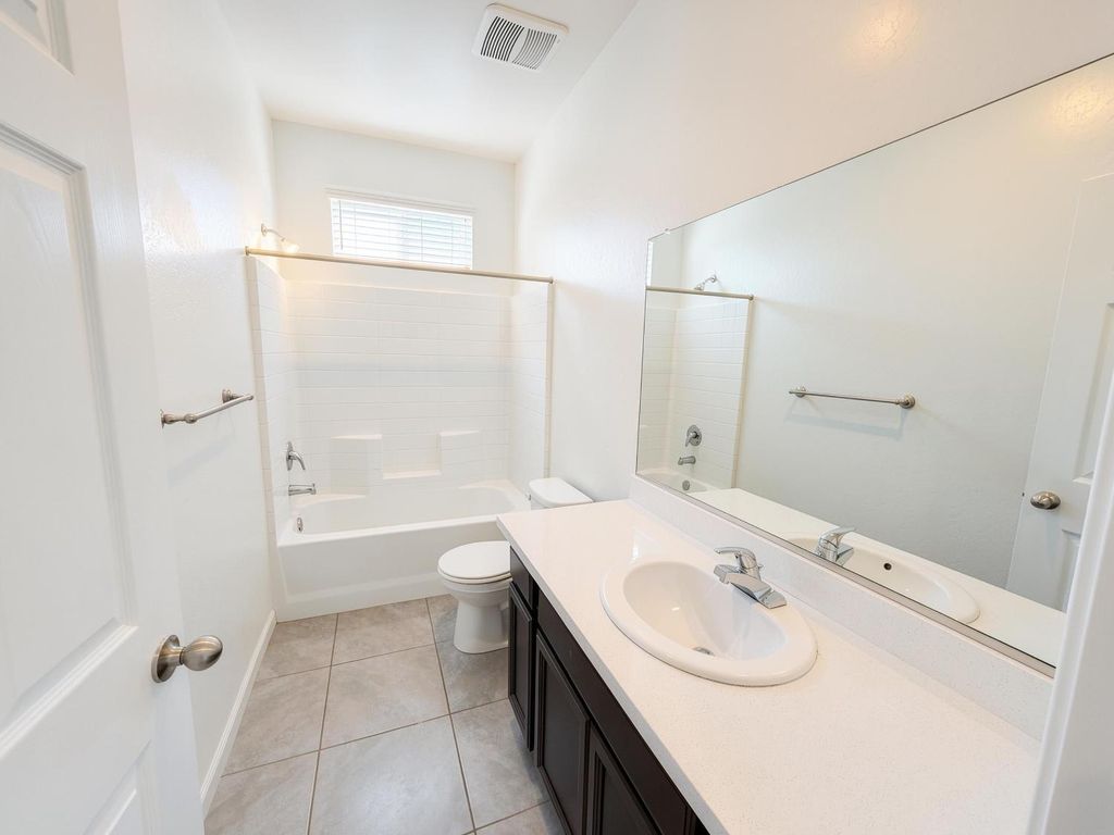 Image 12 of property listing at 509 Sandtrap Lane, Lemoore, CA 93245