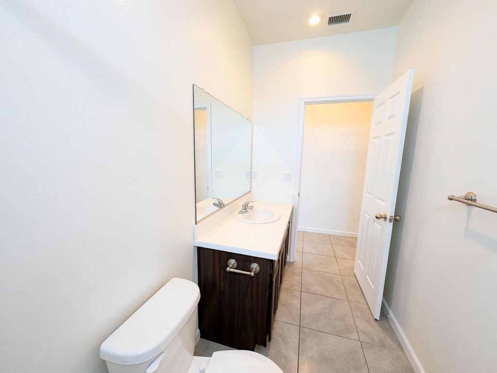 Image 13 of property listing at 509 Sandtrap Lane, Lemoore, CA 93245