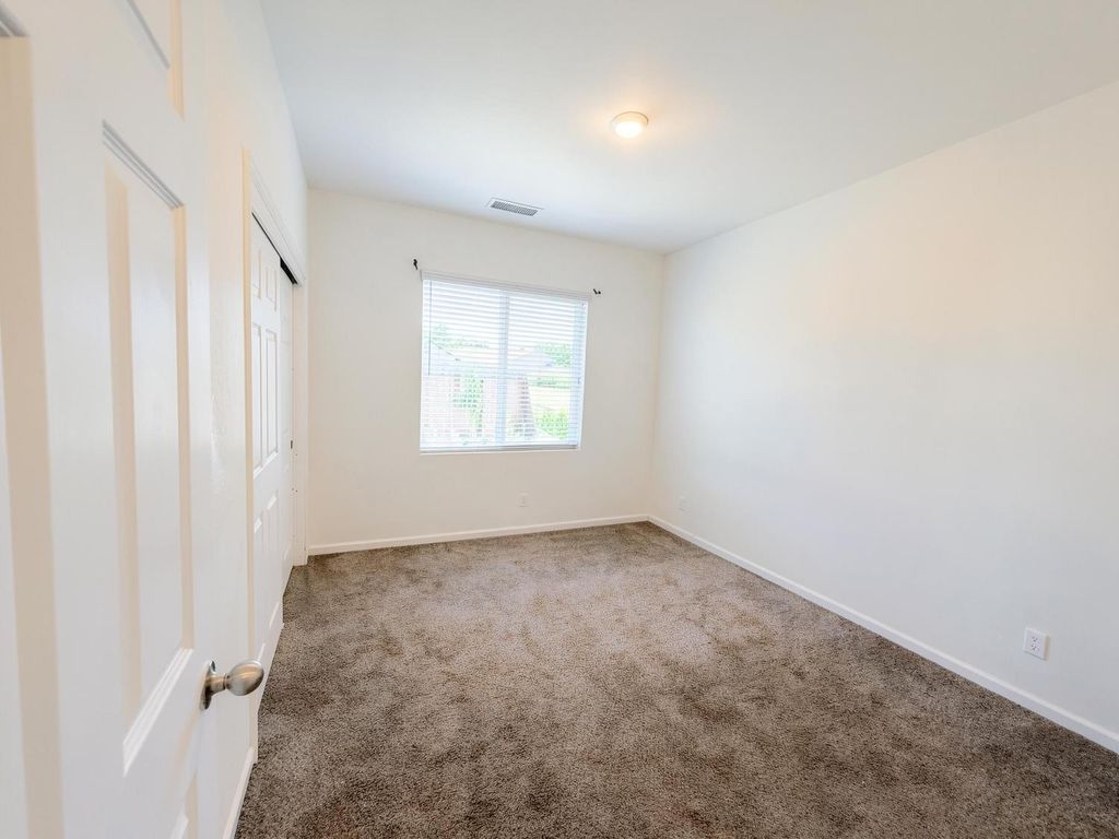 Image 15 of property listing at 509 Sandtrap Lane, Lemoore, CA 93245