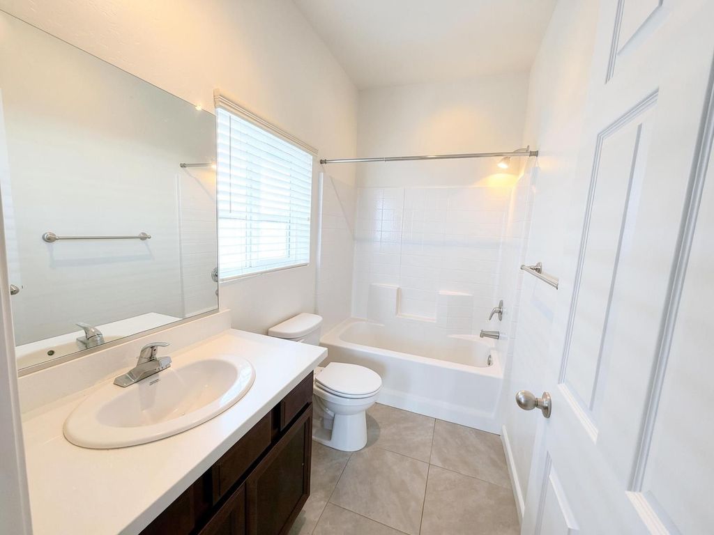 Image 19 of property listing at 509 Sandtrap Lane, Lemoore, CA 93245