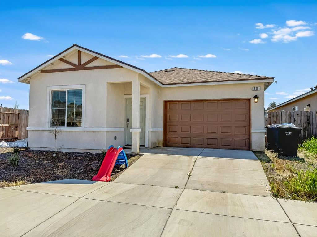 Image 2 of property listing at 509 Sandtrap Lane, Lemoore, CA 93245