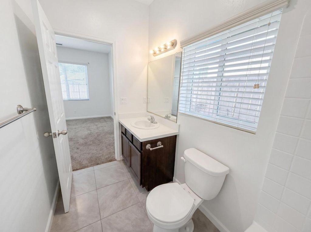 Image 20 of property listing at 509 Sandtrap Lane, Lemoore, CA 93245