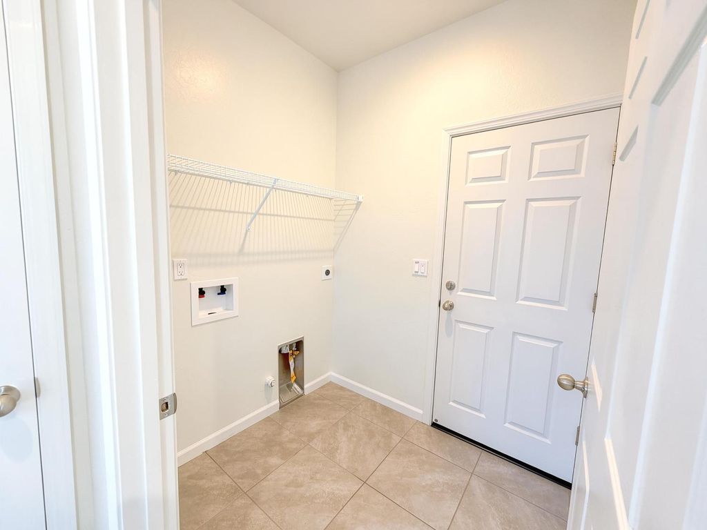 Image 22 of property listing at 509 Sandtrap Lane, Lemoore, CA 93245
