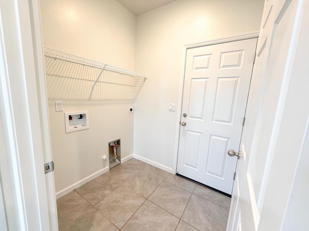 Image 23 of property listing at 509 Sandtrap Lane, Lemoore, CA 93245