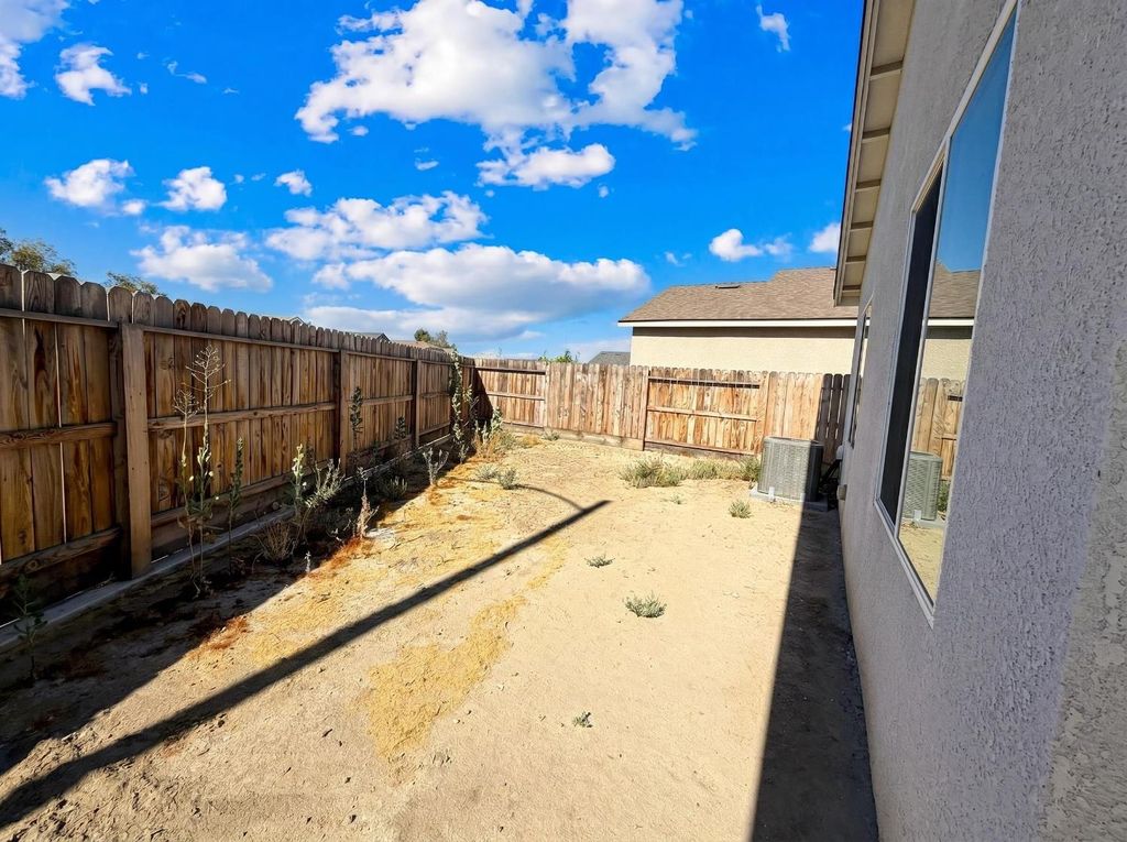 Image 24 of property listing at 509 Sandtrap Lane, Lemoore, CA 93245
