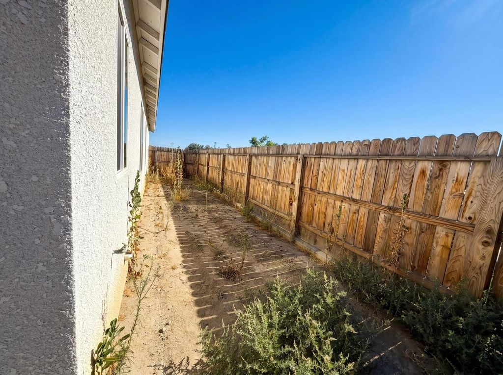 Image 25 of property listing at 509 Sandtrap Lane, Lemoore, CA 93245